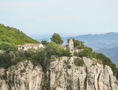 De verborgen kloosters en kapellen van Corfu